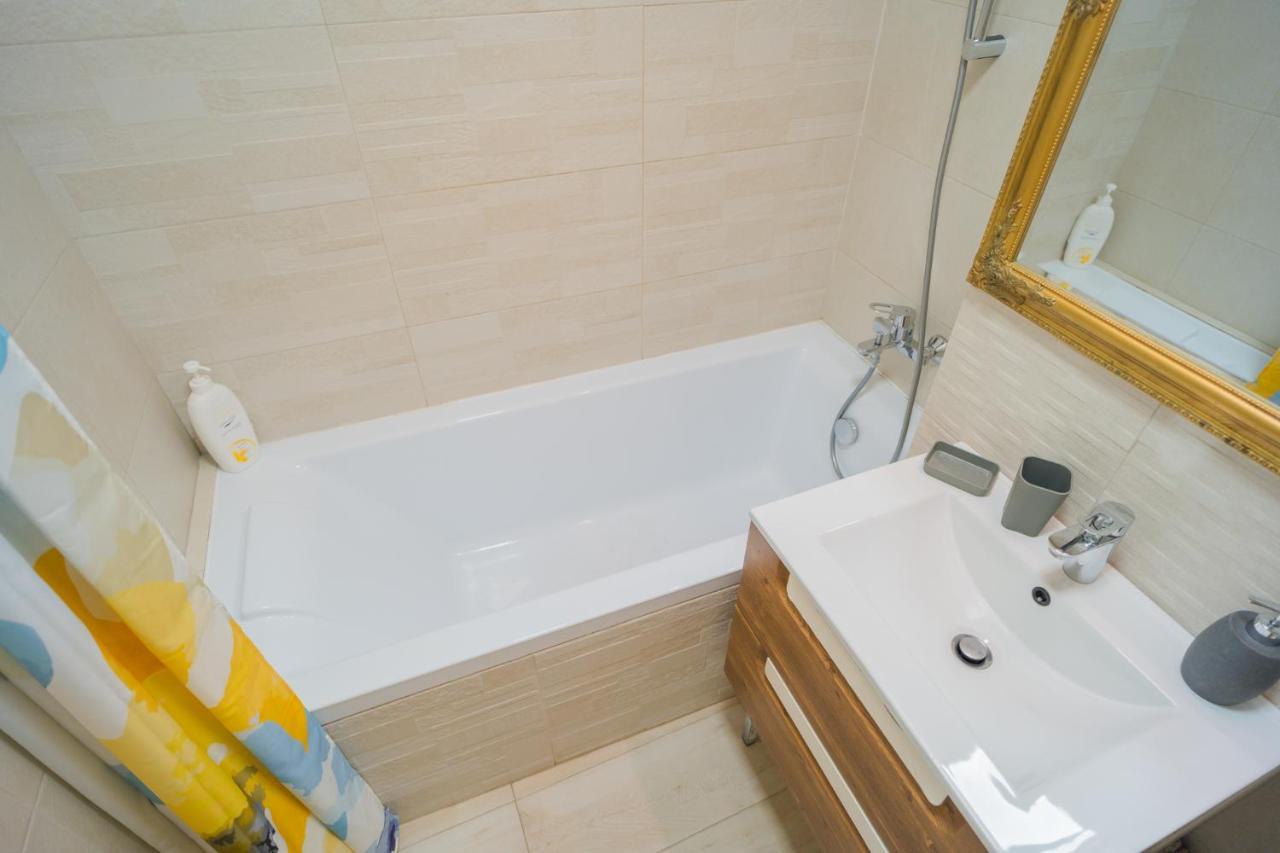 Cozy & Spacious 2Br Apartment With Netflix Bukares Bagian luar foto