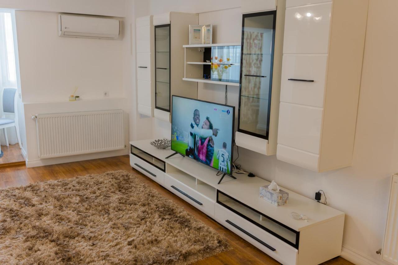 Cozy & Spacious 2Br Apartment With Netflix Bukares Bagian luar foto