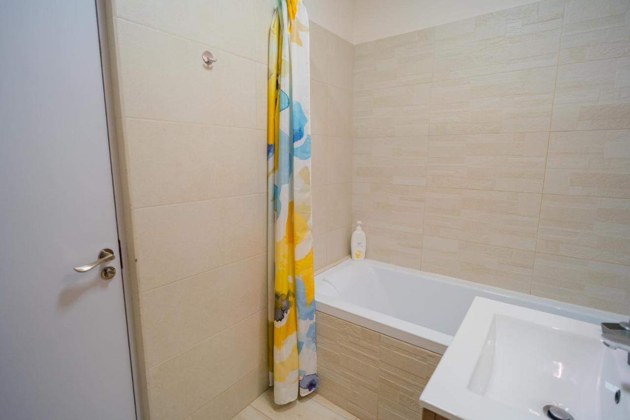 Cozy & Spacious 2Br Apartment With Netflix Bukares Bagian luar foto