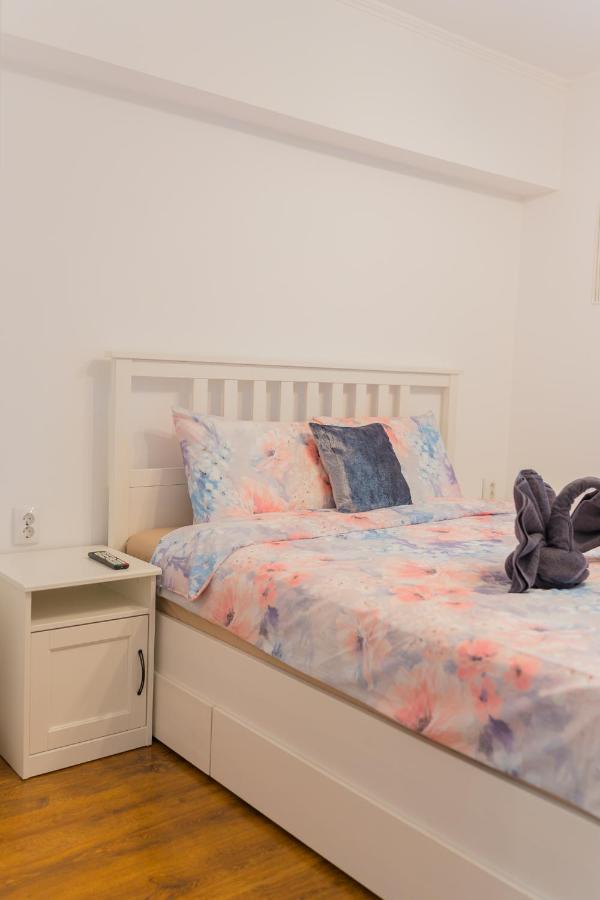 Cozy & Spacious 2Br Apartment With Netflix Bukares Bagian luar foto