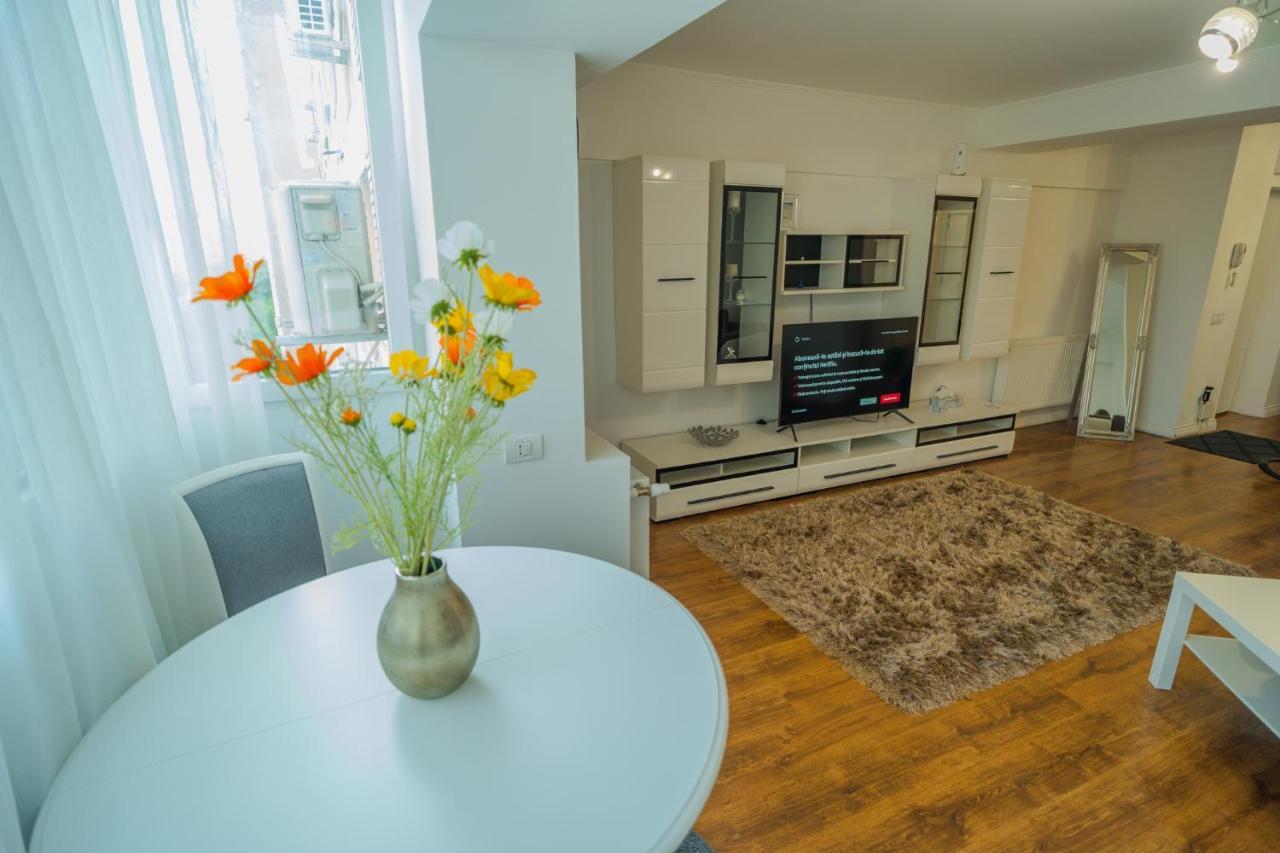 Cozy & Spacious 2Br Apartment With Netflix Bukares Bagian luar foto