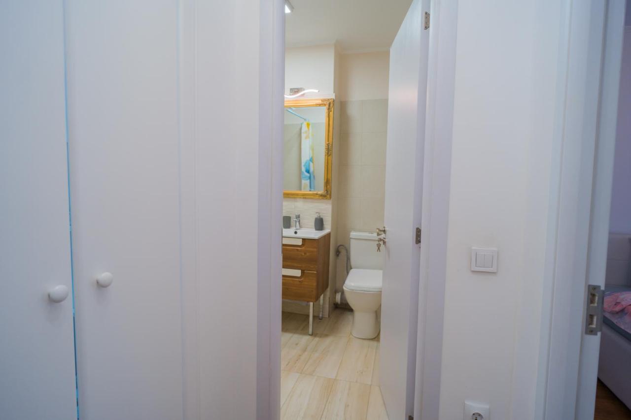 Cozy & Spacious 2Br Apartment With Netflix Bukares Bagian luar foto