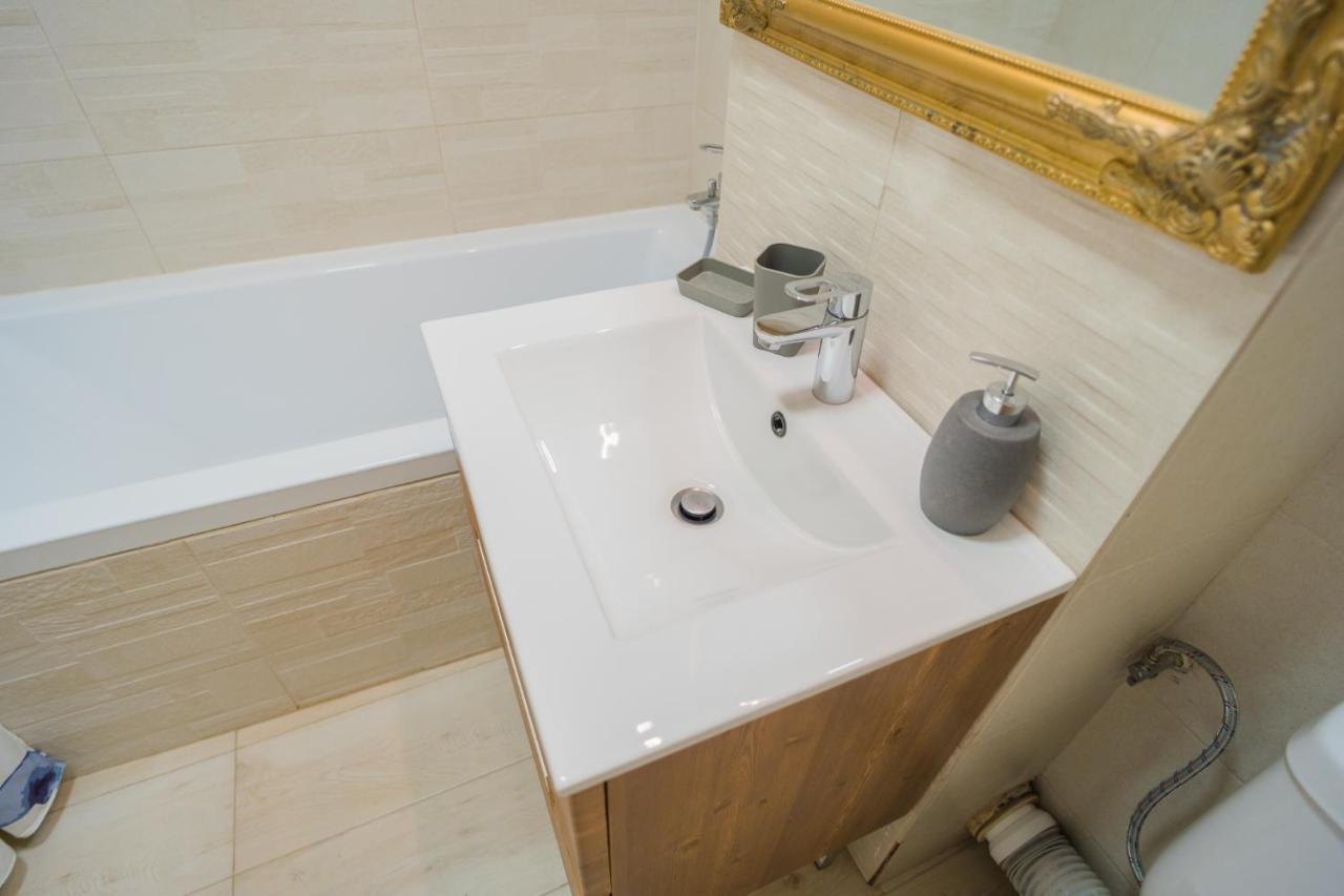 Cozy & Spacious 2Br Apartment With Netflix Bukares Bagian luar foto