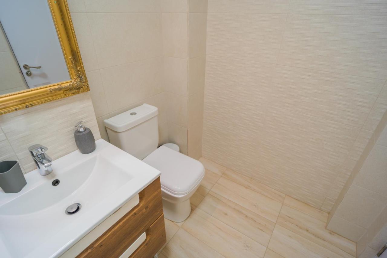 Cozy & Spacious 2Br Apartment With Netflix Bukares Bagian luar foto
