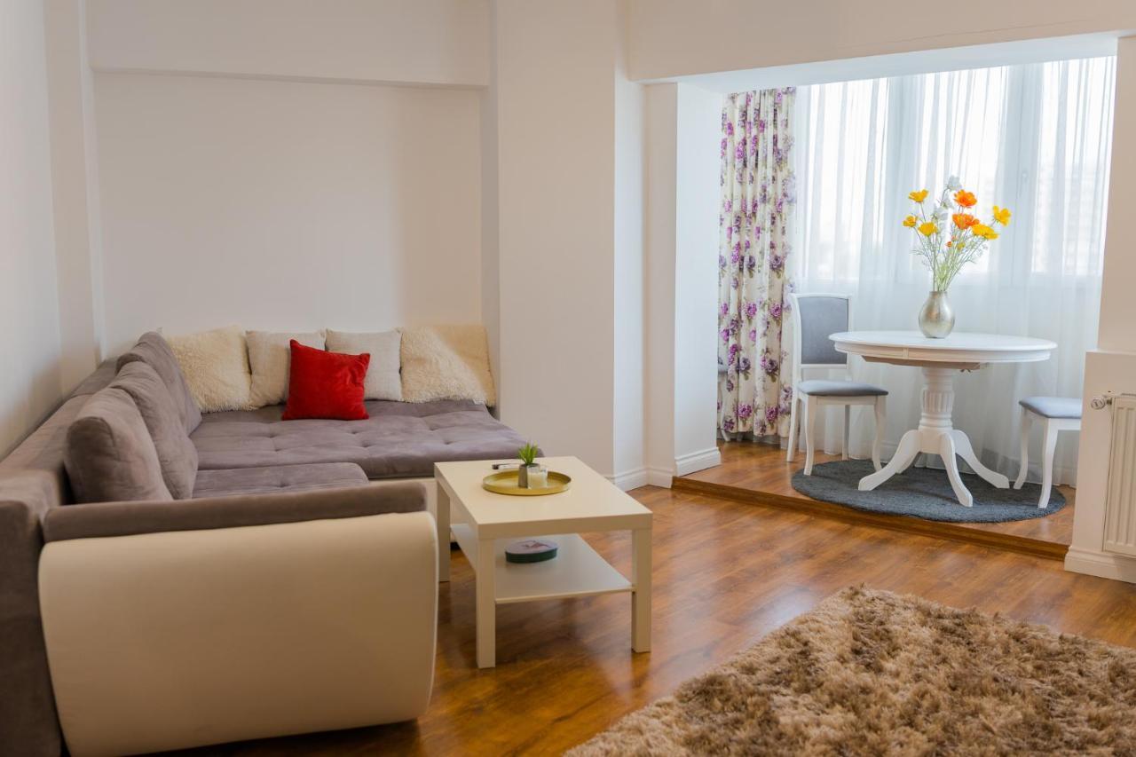 Cozy & Spacious 2Br Apartment With Netflix Bukares Bagian luar foto