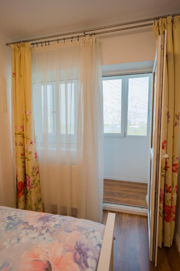 Cozy & Spacious 2Br Apartment With Netflix Bukares Bagian luar foto