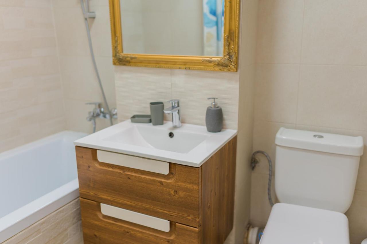 Cozy & Spacious 2Br Apartment With Netflix Bukares Bagian luar foto